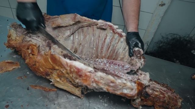 PEČENJE BEZ KOSTIJU IZ FURUNE STARE 100 GODINA! Jagnjeće i Praseće Bajaderice смотреть онлайн