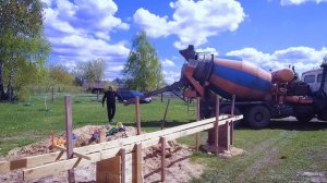 ЗАЛИВАЕМ БЕТОН В ОПАЛУБКУ ИЗ ДОСОК ДЛЯ ЛЕНТОЧНОГО ФУНДАМЕНТА/Из Столицы в Деревню