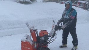 Уборка снега гусеничным снегоуборщиком Husqvarna ST 427T и снег 60 см, Готель Оселя Драгобрат