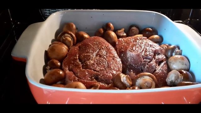 Стейк из индейки с грибами, фасолью и брынзой смотреть онлайн