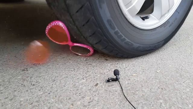 МАШИНА ДАВИТ ПРЕДМЕТЫ под колесом машины КРАШ ТЕСТ Игрушечных Машинок смотреть онлайн