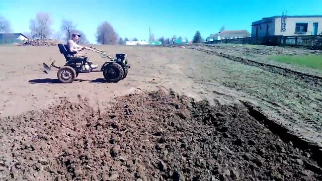 Вспашка мотоблоком с адапторам смотреть всем)))