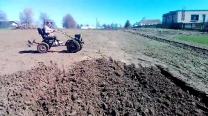 Вспашка мотоблоком с адапторам смотреть всем)))