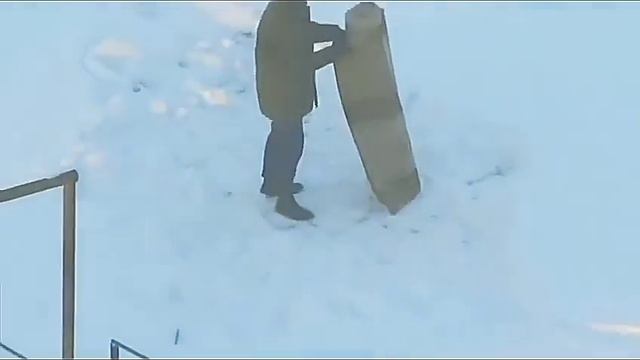 Взрослый мужик vs Ковёр