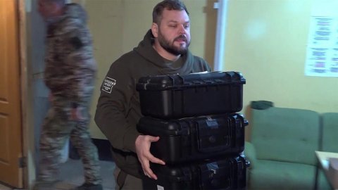 Военкор Первого канала Дмитрий Кулько привез посылки для российских бойцов в ЛНР