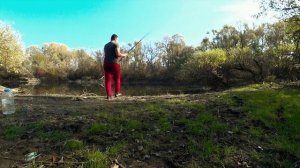 Рыбалка с тёлками. В лесу нашёл лужу и поймал щуку!!! Бесплатная рыбалка в Адыгеи...