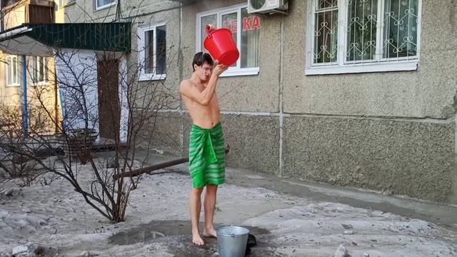 ЗАКАЛКА -30°С!  ОБЛИВАНИЕ ХОЛОДНОЙ ВОДОЙ ЗИМОЙ. ЗАКАЛИВАНИЕ