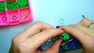 Хороший динозавр Арло 3D из резинок Rainbow loom bands
