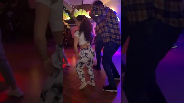 Anda ve y dile a el , el Chaval de la Bachata. María Luneva y Cristian  bailando Dominicana en Mosc