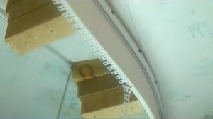 Крепление багета первого уровня двухуровневого натяжного потолка