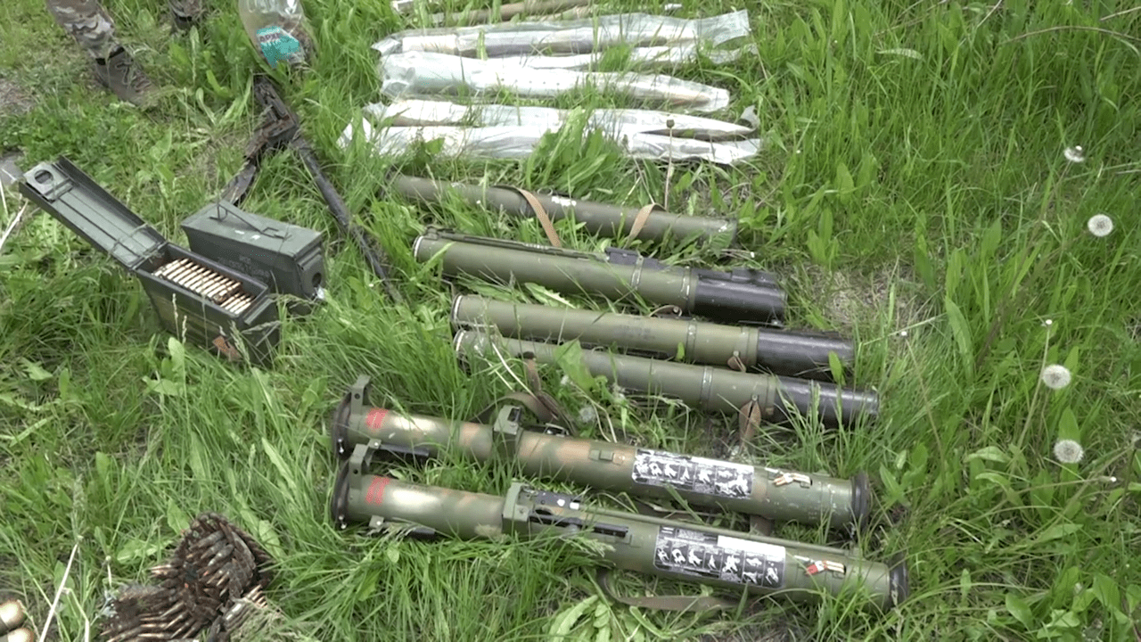 При обследовании лесного массива п. Щедрищево правоохранители обнаружили схрон с вооружением