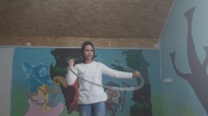 Как крутить обруч на шее + трюки