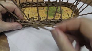 Незаметный переход между рядами прямой веревочки. Плетение из газетных трубочек