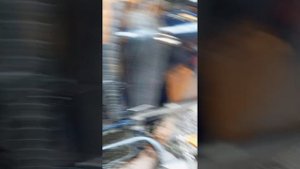 поднятие кузова с помощью другого самосвала shacman
