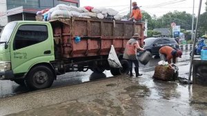 HUJAN lll TRUK SAMPAH DAN TIM MAJU TERUS ANGKUT SAMPAH