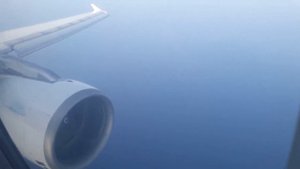 Вид с элюминатора самолета на полёт и посадку.
