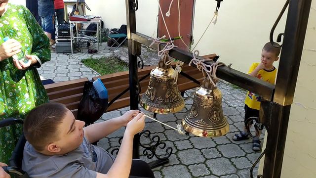 Сбылась мечта мальчика, Иван Соловьев смог позвонить в колокола на выездной звоннице смотреть онлайн