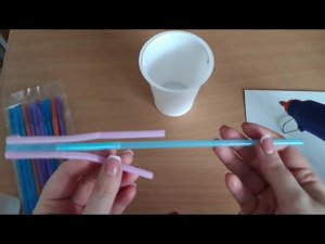 Снеговик из коктейльных трубочек  и пластикового стаканчика.