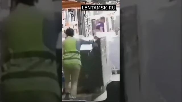 Работники склада Wildberries украли товаров на 5 000 000 рублей смотреть онлайн