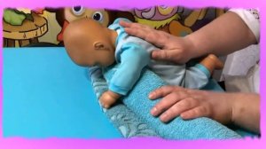 Как положить малыша на животик,чтобы он не плакал.Если новорожденный не любит лежать на животе.