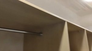 Большая гардеробная комната.