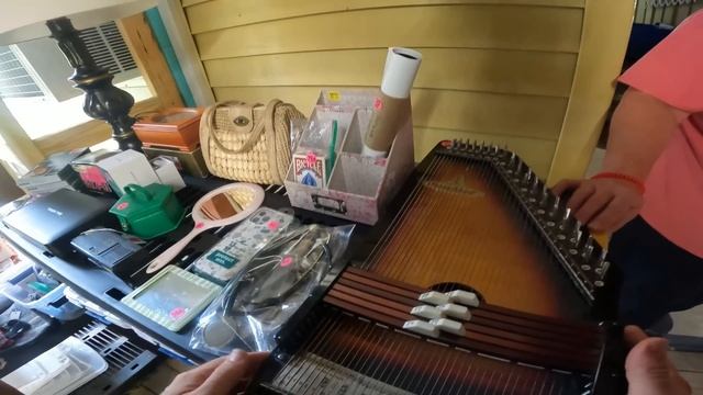 This hidden yard sale was a GOLD MINE! смотреть онлайн