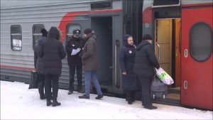 Прибытие и отправление поезда с локомотивом 2ТЭ10у на станцию Белинская зимой