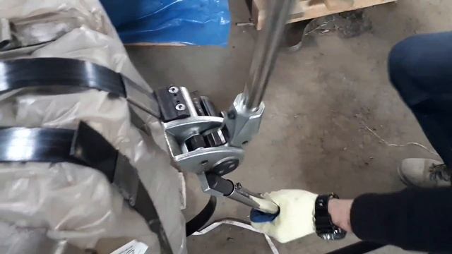 Упаковка стальной лентой , натяжителем М4Н1 и клещами МУЛ-430 смотреть онлайн