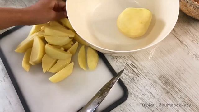 Пеште пісетін өте оңай тауық еті мен картоп (окорочка с картошкой на духовке) смотреть онлайн