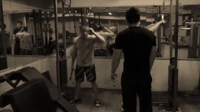 Фитнес клуб Иван тренировка качков Москва смотреть онлайн