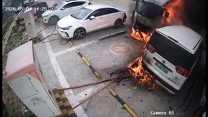 В Шэньчжэне сгорели несколько электромобилей или как китайская "электричка" пыхнула.