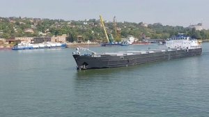 Расхождение теплоходов на реке