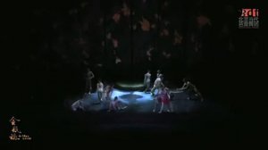 Цветы сливы в золотой вазе