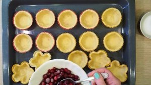 Корзиночки из песочного теста с ягодной начинкой и сметанным кремом