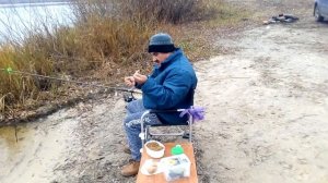 Клюет, наверное , мелочь . Поклёвки сильные ,  но подсечь не могу