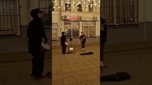 Круто поют на улицах Москвы.