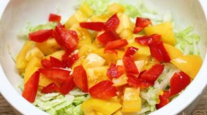 Салат из пекинской капусты, помидор и болгарско перца