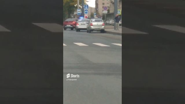 Полицейские задержали мужчину с тележкой и сумками на автобусной остановке #Shorts #полиция #police