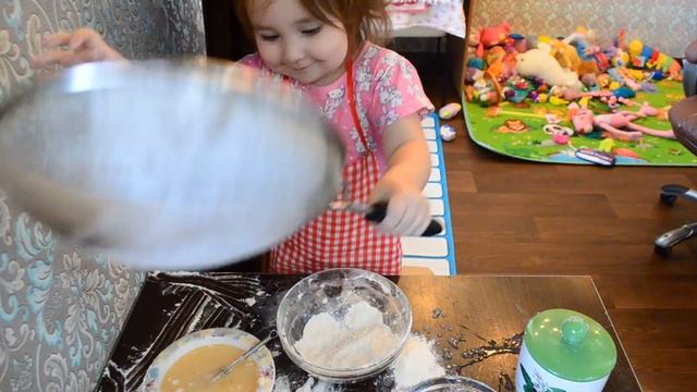 Как замесить тесто? Леся вам покажет, как приготовить тесто)) смотреть онлайн