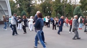 ПАРА ПОТРЯСНО ТАНЦУЕТ! ???_ КЛАССНЫЕ ТАНЦЫ В ПАРКЕ ГОРЬКОГО ХАРЬКОВ 2020.mp4