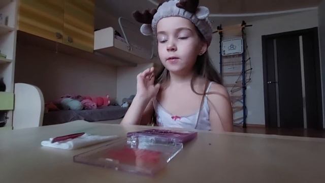 Алиса делает макияж. смотреть онлайн