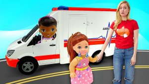 Лепи Играй: Штеффи разбила коленку! Развивающие видео для детей про машинки и Плей До