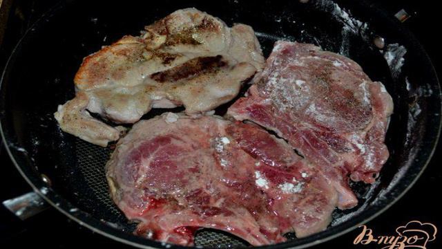 Свиные отбивные с зелеными оливками