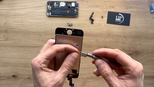 Ремонт iPhone 5s/SE замена разбитого дисплейного модуля, разборка СЦ “UPservice” Киев