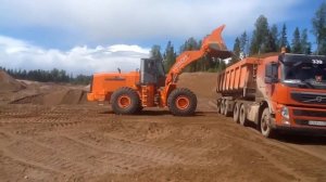Фронтальный погрузчик Hitachi ZW370 - погрузка песка в карьере