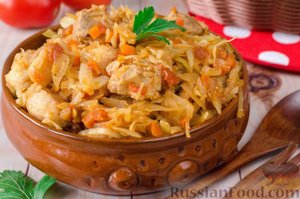 Бюджетно на праздничный стол.
КАПУСТА, ТУШЕННАЯ СО СВИНИНОЙ