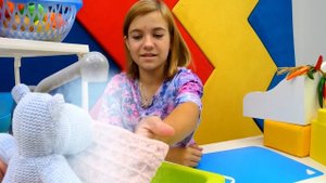 Видео про мягкие игрушки для детей - животные помогают на игрушечной кухне! Учим овощи и готовим су