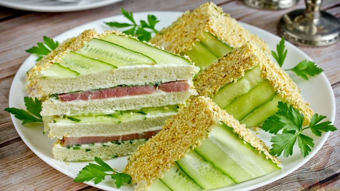 Приготовим по-новому!
Бутерброды с ветчиной, сыром и огурцами
