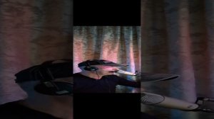 На коленях у кровати, медсестра молилась о солдат... .mp4