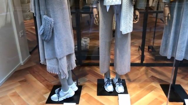 Италия, Падуя , как одеваются итальянки и витрины ! смотреть онлайн